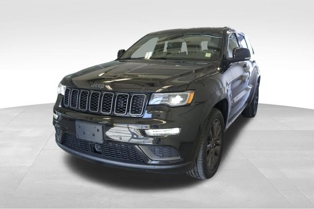2018 Jeep Grand Cherokee Overland in Diamond Black Crystal Pearlcoat — front three-quarter view